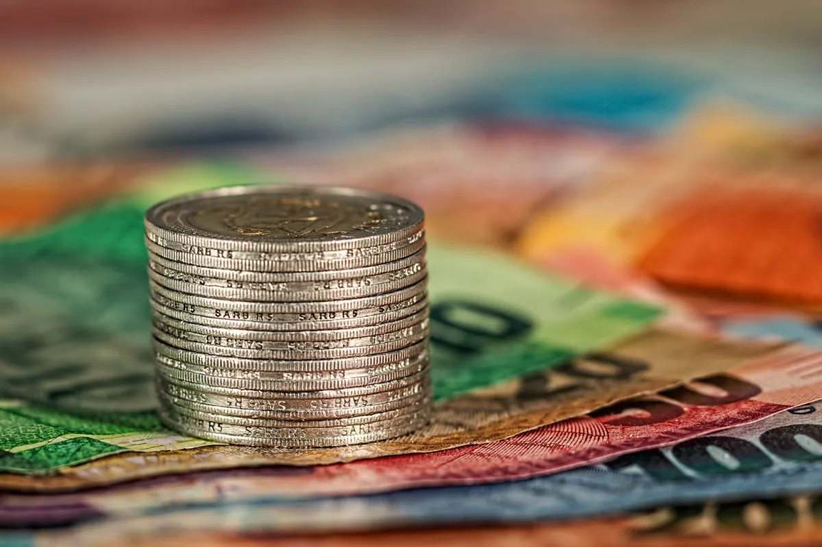 Euro ar putea ajunge la 5,60 lei, dar consumul populației scade